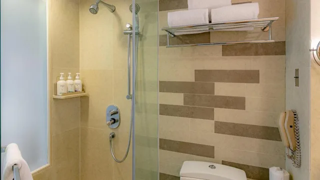 غرفة قياسية بسريرين منفصلين بإطلالة على الحديقة، HOLIDAY INN RESORT BARUNA BALI 5/7