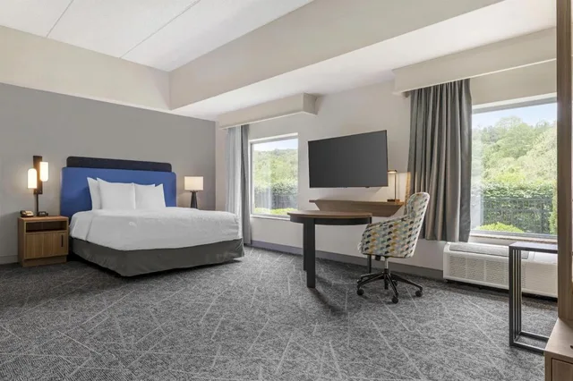 جناح بسرير كينج مع أريكة لذوي الإعاقة، Hampton Inn and Suites Pittsburgh Meadow Lands 2/8