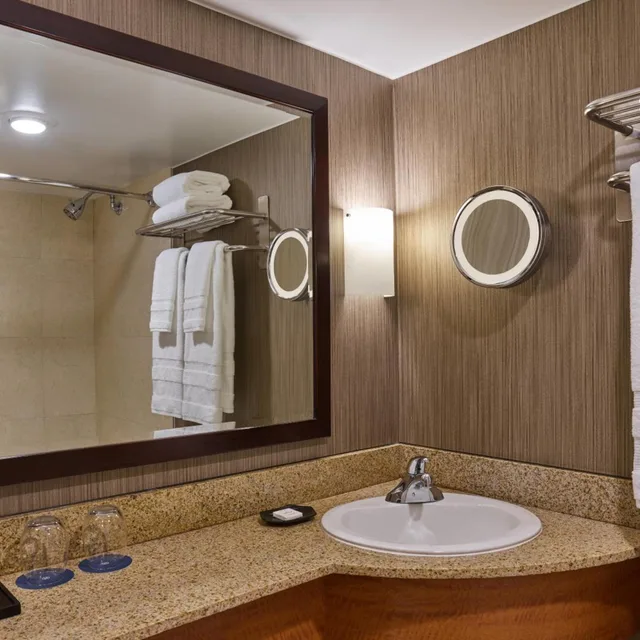 جناح ركني بسرير كوين، Courtland Grand Hotel, Trademark Collection by Wyndham 7/8