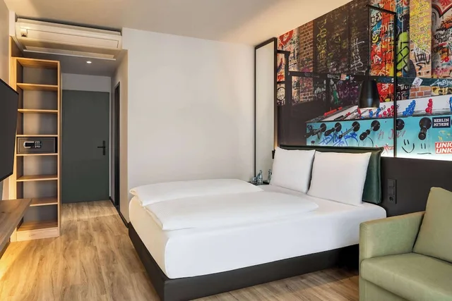 Lounge, Queen Bed, Sofa, B&B HOTEL Berlin-Kreuzberg 4/7