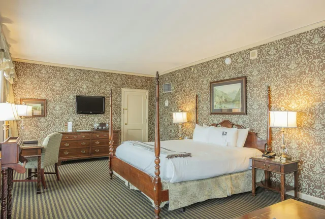 غرفة فاخرة بسرير كينج، The Brown Hotel 1/4