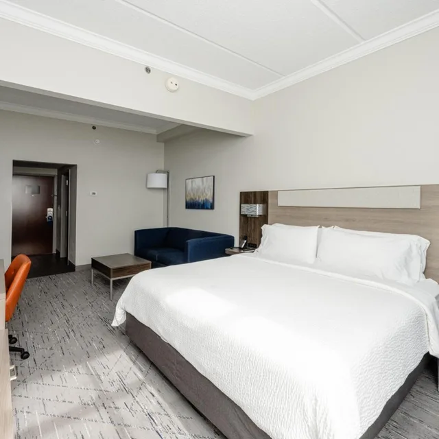 جناح بسرير كينج بغرفة نوم واحدة مع أريكة، Holiday Inn Express Charleston Ashley Phosphate 2/10