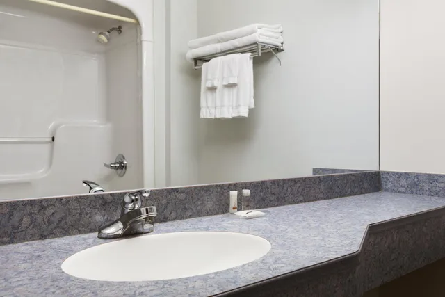 غرفة بسرير كينج وسريرين كوين في طابق مرتفع، Days Inn by Wyndham Edmundston 6/9