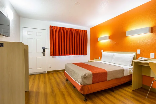 1 Full Bed ADA/Tub, Motel6 Mesa, AZ - North 2/10