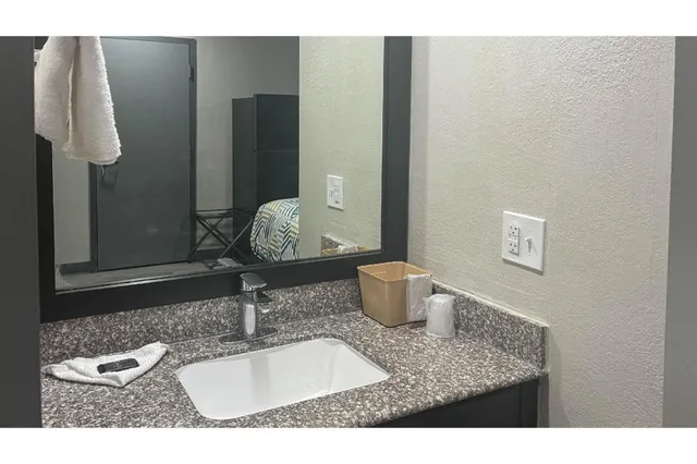 غرفة عصرية بسريرين مزدوجين، Studio6 Suites - Knoxville, TN - Downtown 2/2