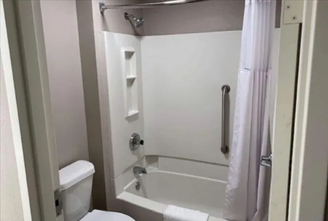 غرفة بسرير كينج لذوي الإعاقة، Baymont By Wyndham Topeka 6/6