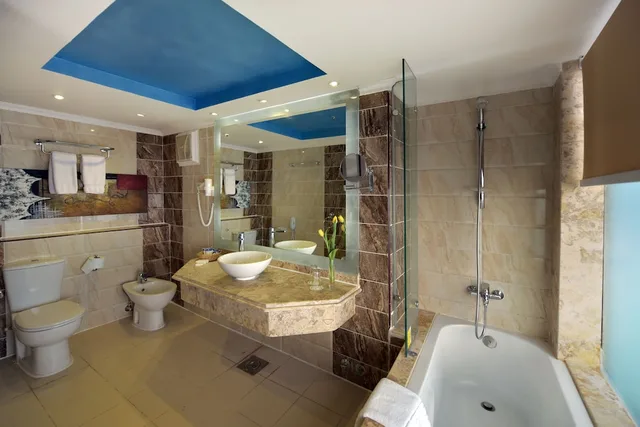 غرفة ديلوكس بسرير مزدوج، Edge Rotana Sea Beach 3/3