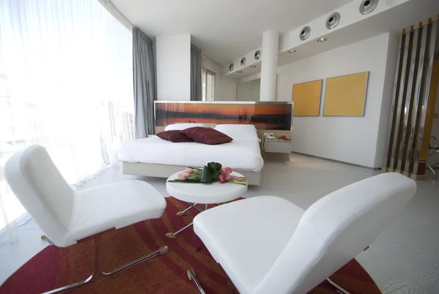 جناح جونيور بسرير كوين، Hotel Waldorf 4/6