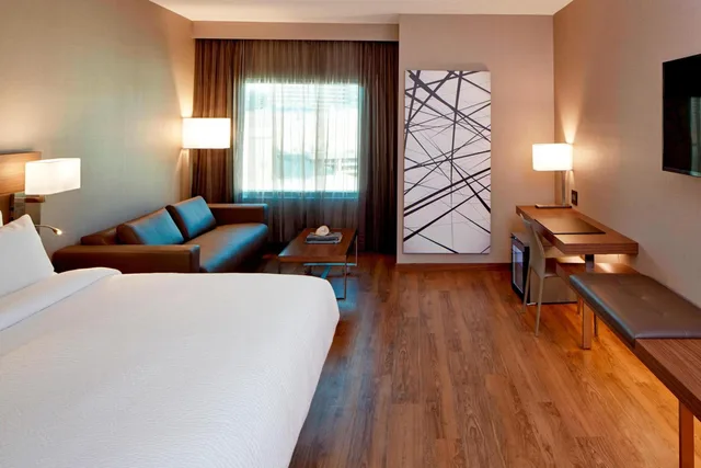 Room, King Bed, Accessible, AC Hotel Atlanta Buckhead at Phipps Plaza 2/5