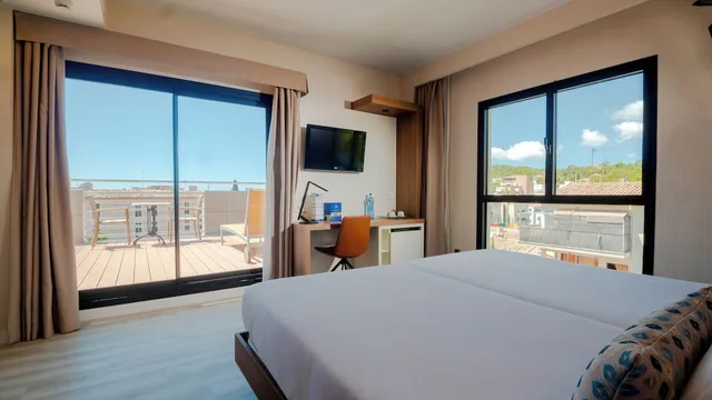 غرفة بريميوم بسريرين منفصلين بشرفة، Isla Mallorca 2/3