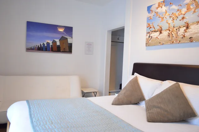 غرفة كبيرة بسرير كينج وسرير كوين بشرفة، Motel Schmotel 4/4