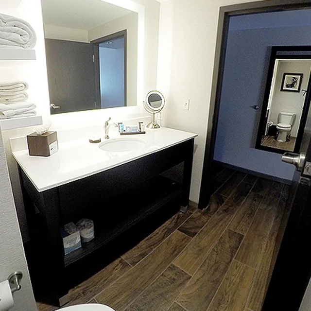 Room, King Bed, Shangri La Resort Afton 4/4