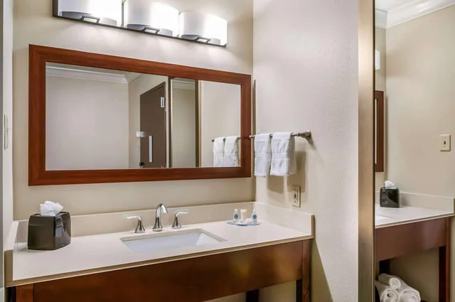 جناح بسرير كينج، Comfort Inn and Suites At Copeland Tower 2/3