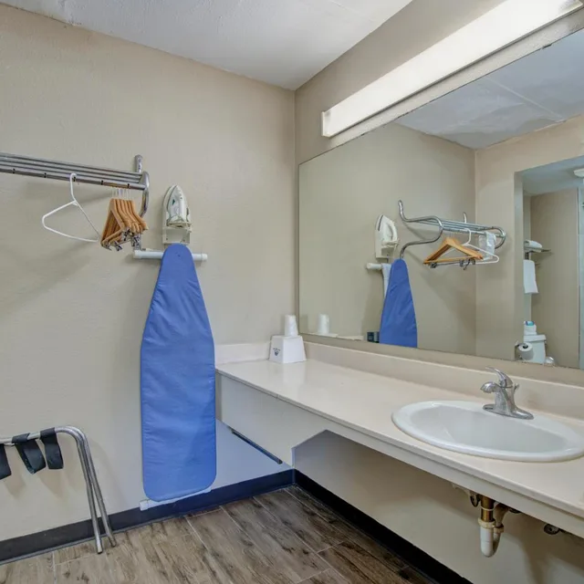 غرفة بسرير كوين للمدخنين لذوي الإعاقة، Americas Best Value Inn Laredo 6/6