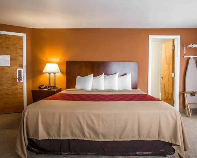 غرفة قياسية بسرير كينج، Econo Lodge Lakes Region 3/5