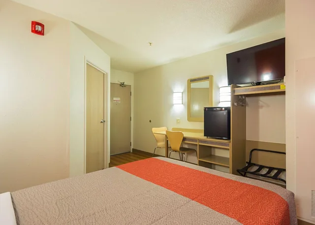 غرفة بسرير كينج وسرير كوين، Motel6 Whitby ON - Toronto East 5/10