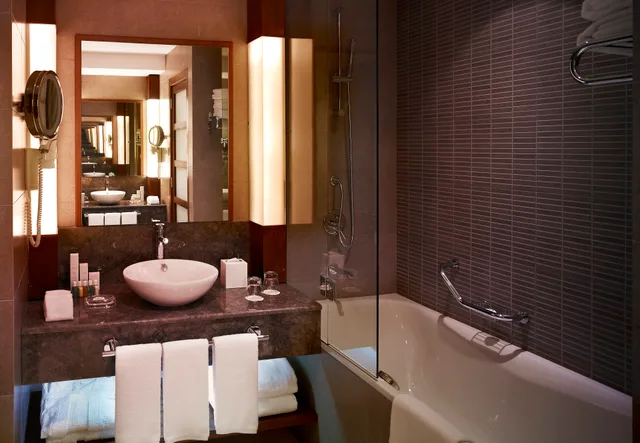 غرفة بسرير كينج لذوي الإعاقة، Crowne Plaza Sohar 4/6