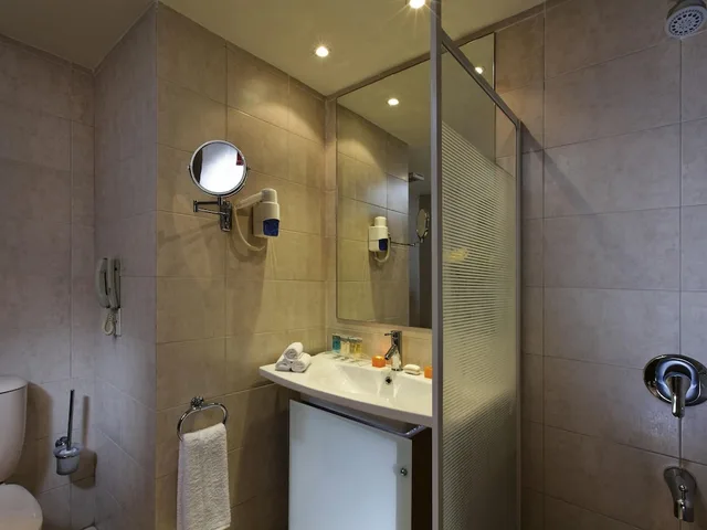 غرفة بريميوم بسريرين منفصلين بإطلالة على البحر، Movenpick Resort El Sokhna 6/10