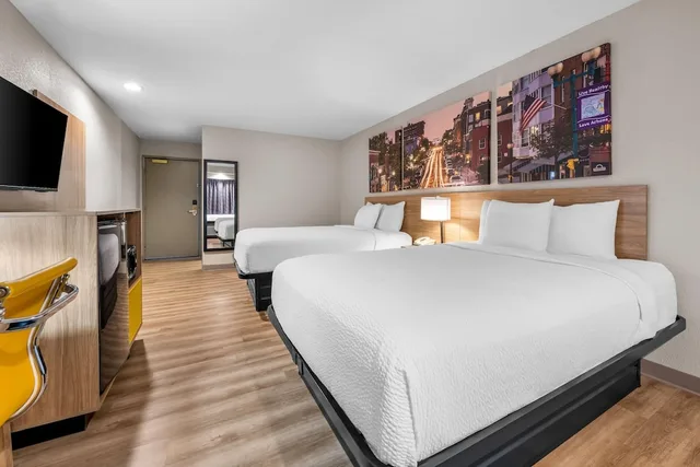 غرفة قياسية بسريرين كوين، Days Inn by Wyndham near Kansas Speedway 2/10