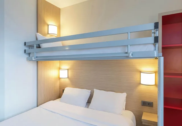 غرفة قياسية ثلاثية بسرير مزدوج وسرير فردي، B&B HOTEL Laval Ouest 1/1