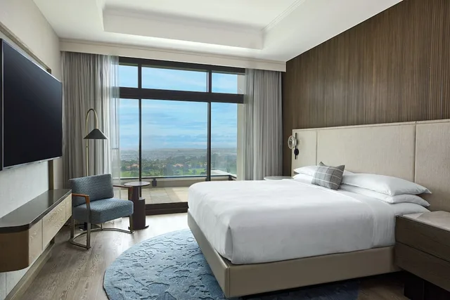 جناح بسرير كينج بإطلالة على البحر بشرفة بغرفة نوم واحدة، VEA Newport Beach, A Marriott Resort & Spa 1/3
