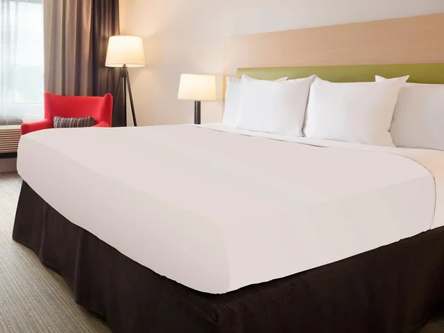 غرفة بسرير كينج مع أريكة، Country Inn and Suites By Radisson Cottage Grove MN 1/4