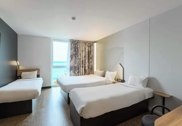غرفة رباعية بسرير مزدوج وسريرين منفصلين، B&B Hotel Compiegne 3/3