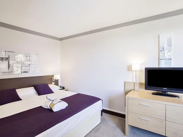 جناح جونيور بسرير مزدوج مع أريكة، Mercure Toulouse Aeroport Golf De Seilh 1/4