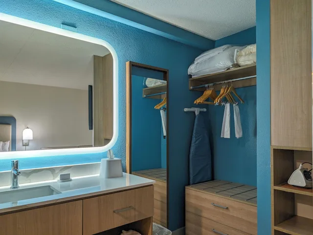 غرفة بسرير كينج مع أريكة بمطبخ، Homewood Suites by Hilton Oklahoma City Airport 7/10