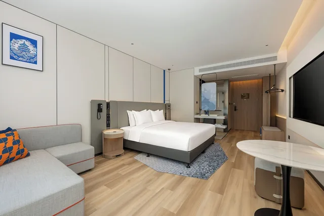 غرفة قياسية بسرير كينج بشرفة، Holiday Inn Express Beijing Lize Business District By Ihg 2/4