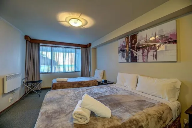جناح تنفيذي بسريرين كوين وسريرين منفصلين بإطلالة على البحيرة بـ3 غرف نوم، Lakefront Apartments and Lodges 1/4