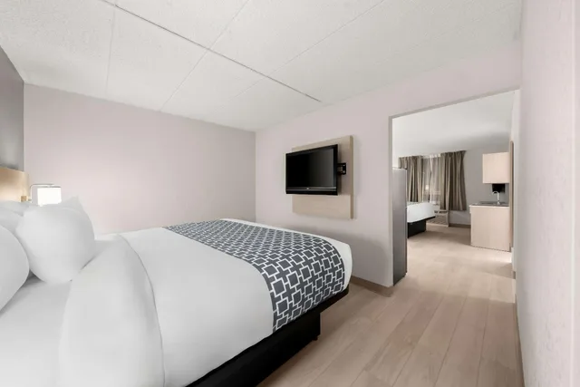 جناح بسريرين كينج بمطبخ صغير، Clarion Inn & Suites and Convention Center 1/4