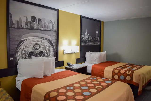 غرفة بسريرين مزدوجين لذوي الإعاقة، Super 8 by Wyndham Raleigh Downtown 1/4