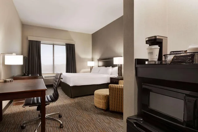 غرفة بسرير كينج بحوض استحمام لذوي الإعاقة، Wingate By Wyndham Bridgeport Wv 2/6