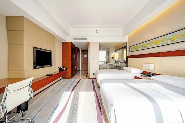 غرفة قياسية بسريرين مزدوجين بإطلالة على المدينة مع دخول صالة النادي، CROWNE PLAZA WUXI TAIHU 3/3