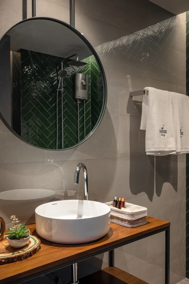 غرفة بسريرين منفصلين بشرفة، Goose Living Bangkok 3/3