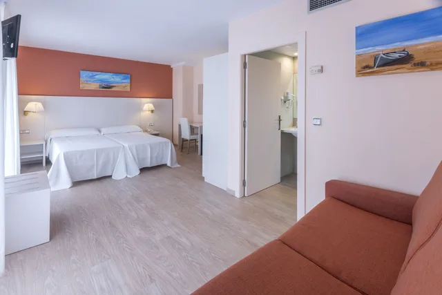 غرفة عائلية بسريرين منفصلين مع أريكة، GHT Balmes Hotel, Aparthotel & Splash 4/10