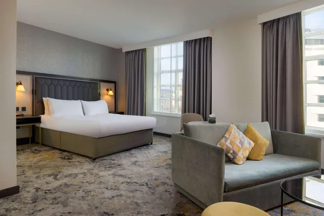 Junior Suite, King Bed, Sofa, Hilton Cardiff Hotel 1/4