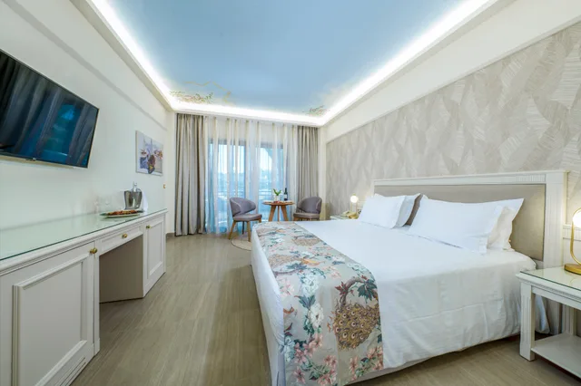 غرفة بسرير مزدوج أو سريرين منفصلين بإطلالة على الحديقة، Atrium Palace Thalasso Spa Resort and Villas 1/3