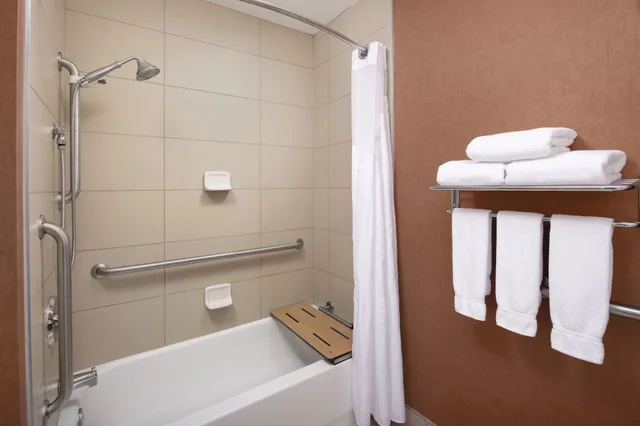 غرفة قياسية بسريرين كوين لذوي الإعاقة، Holiday Inn Express Hotel Suites Chambersburg 3/4