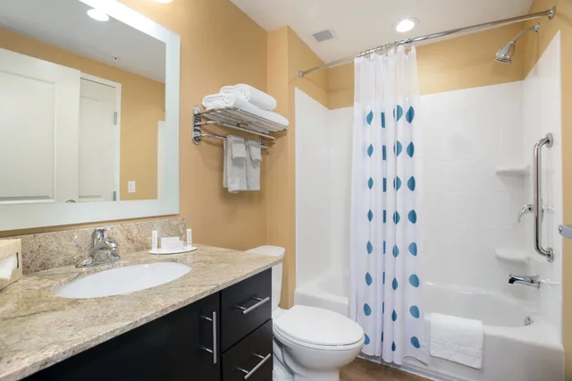 غرفة بسرير كوين بغرفة نوم واحدة مع أريكة، TownePlace Suites Orlando at Flamingo Crossings Town Center/Western Entrance 6/8