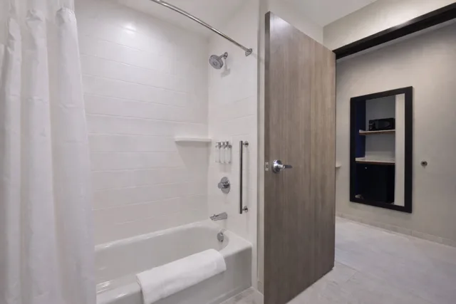 غرفة بسرير كينج لذوي الإعاقة، Holiday Inn Express and Suites Houston North Woodlands Area 4/4