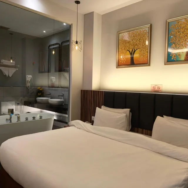 غرفة بسرير كينج بجاكوزي، Asiatic Hotel 2/9