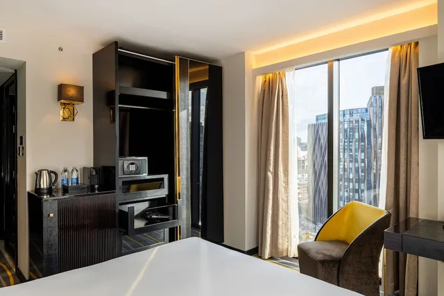 Botolph, Deluxe, King Bed, Leonardo Hotel London Aldgate - Formerly Hotel Saint 3/5