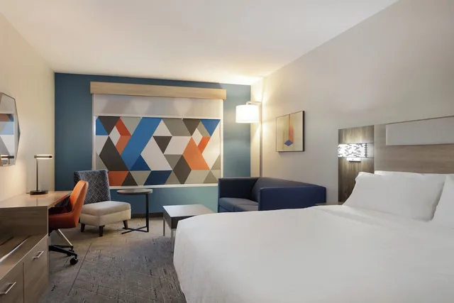 غرفة قياسية بسرير كينج مع أريكة، Holiday Inn Express Williamston 1/7