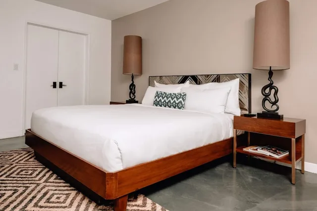 غرفة بسرير كينج، V Capri Palm Springs, a Dolce by Wyndham 2/5