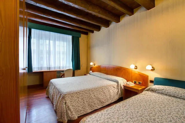 غرفة ثلاثية، Hotel Corot 8/10