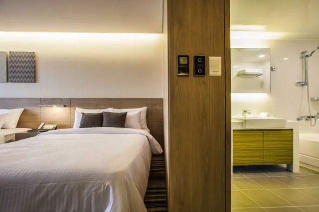 Room, Triple, Double and Twin Beds, Hamilton Hotel 2/6