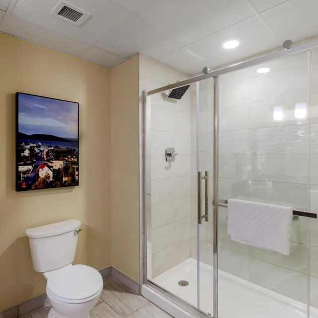 غرفة بسرير كينج وسرير كوين، Best Western Plus St. John s Airport Hotel and Suites 8/10