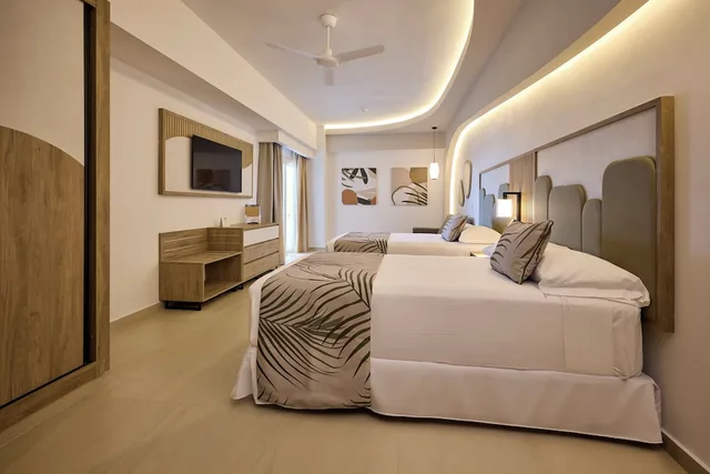 غرفة سوبيريور عائلية بسرير كينج وسريرين مزدوجين بإطلالة على البحر بغرفتي نوم، Riu Palace Aquarelle 1/5